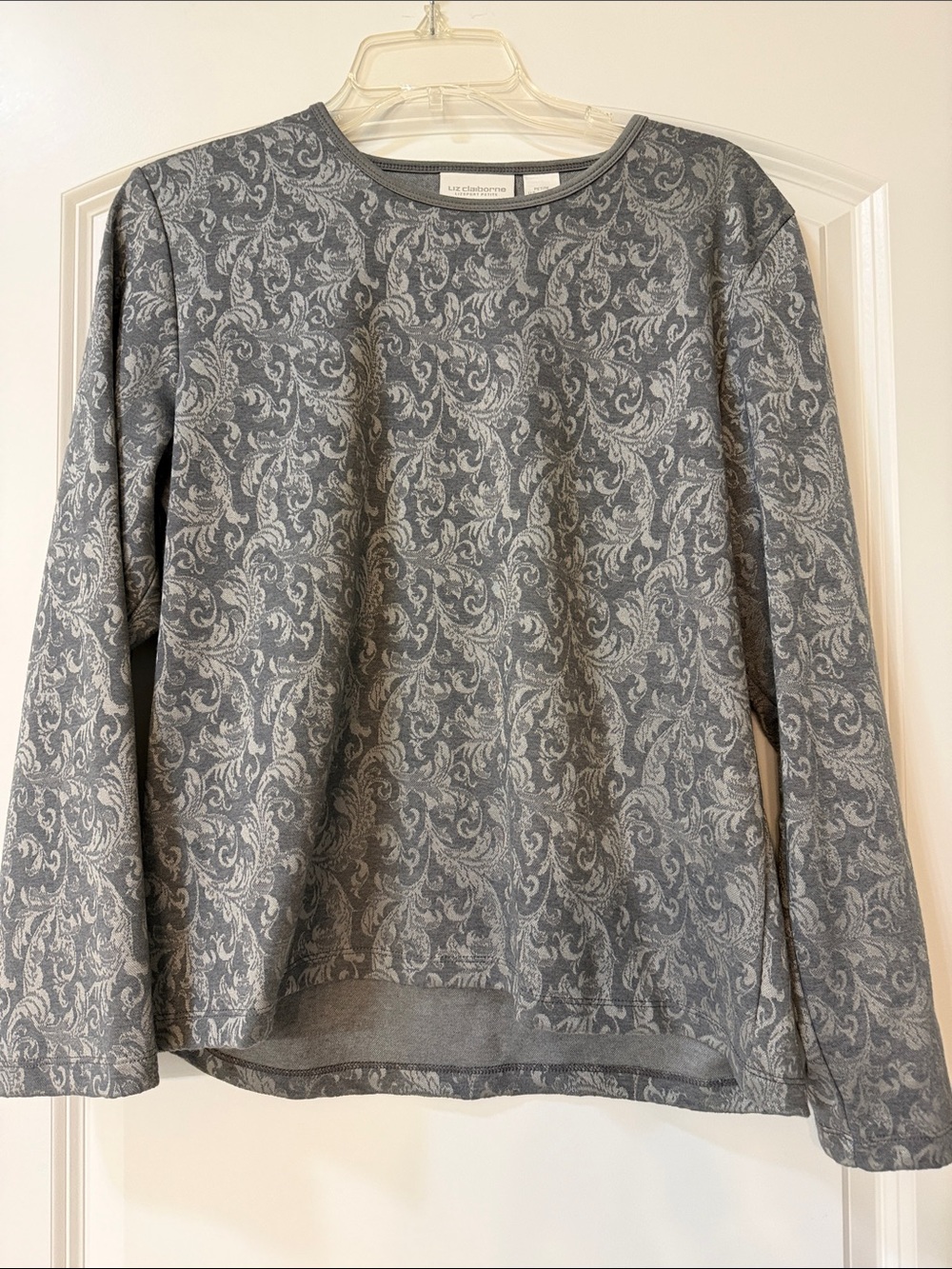 Liz Claiborne Gray Scroll-Print Long Sleeve Tee